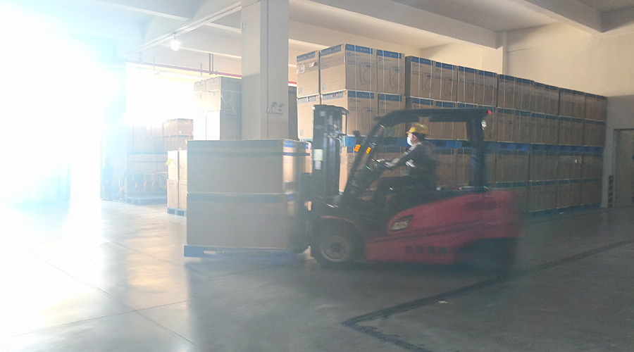 倉庫繁忙，每日多條柜滾筒干衣機發(fā)往全球