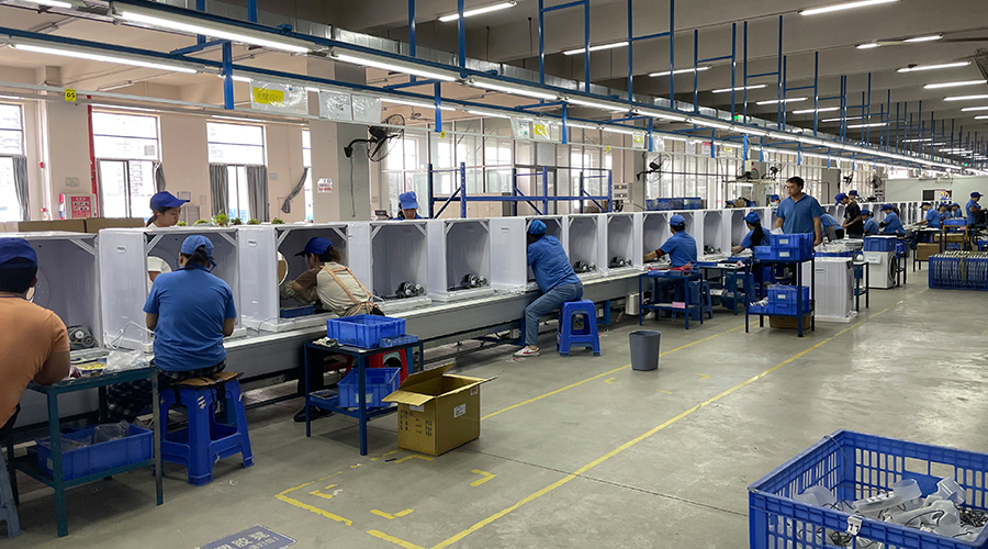 四月訂單高峰，車間繁忙景象